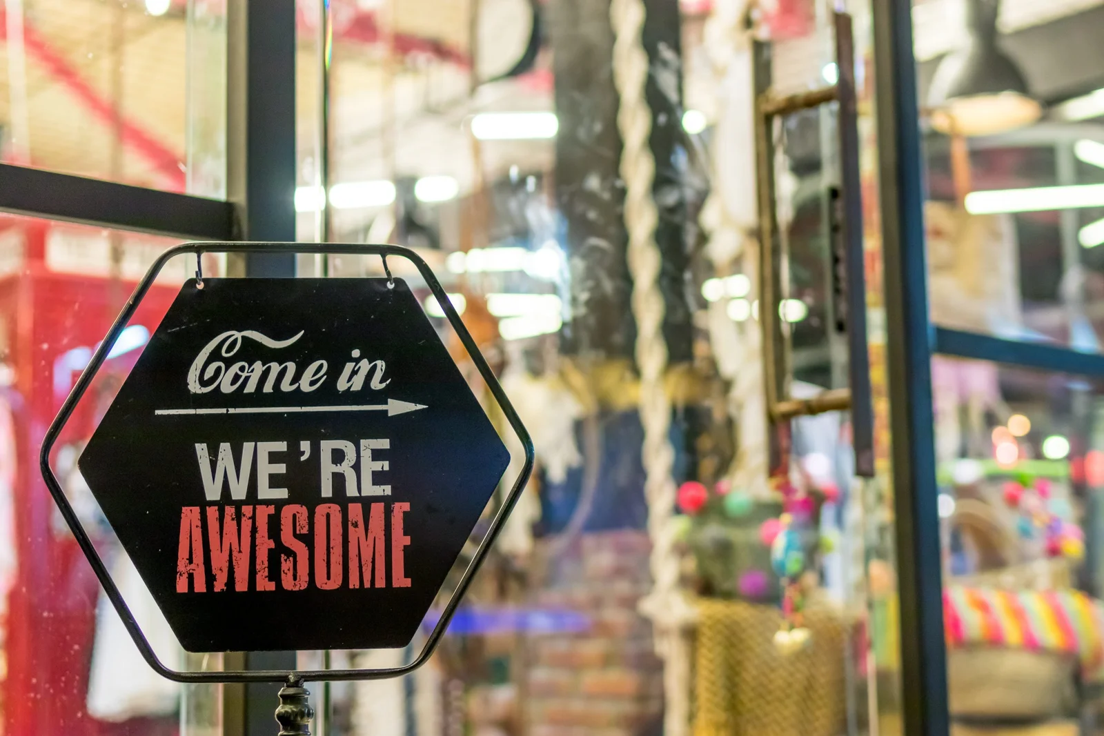 Digital vs Physical Advertising: The Ultimate Guide to Transform Your Marketing Strategy